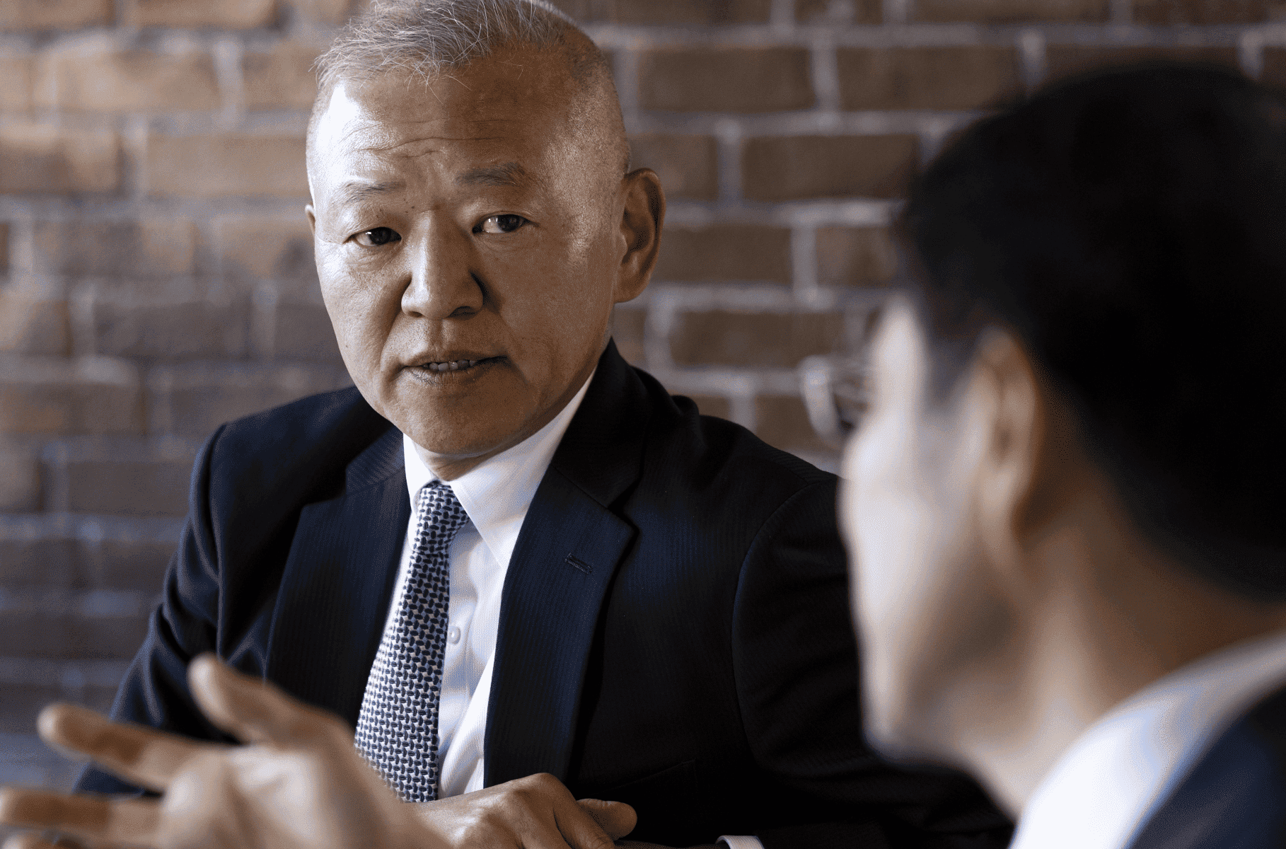 宫本义久发表讲话的样子