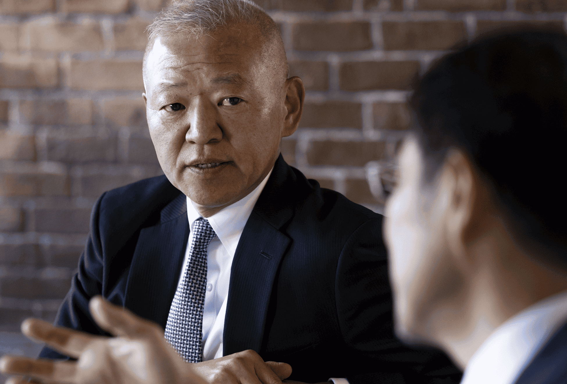 宫本义久发表讲话的样子