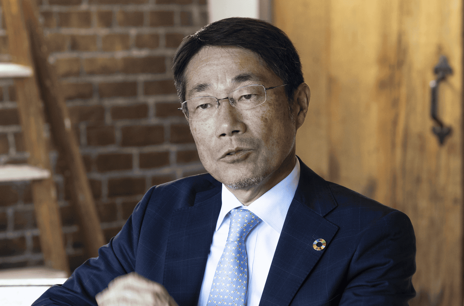 温井健夫发表讲话的样子