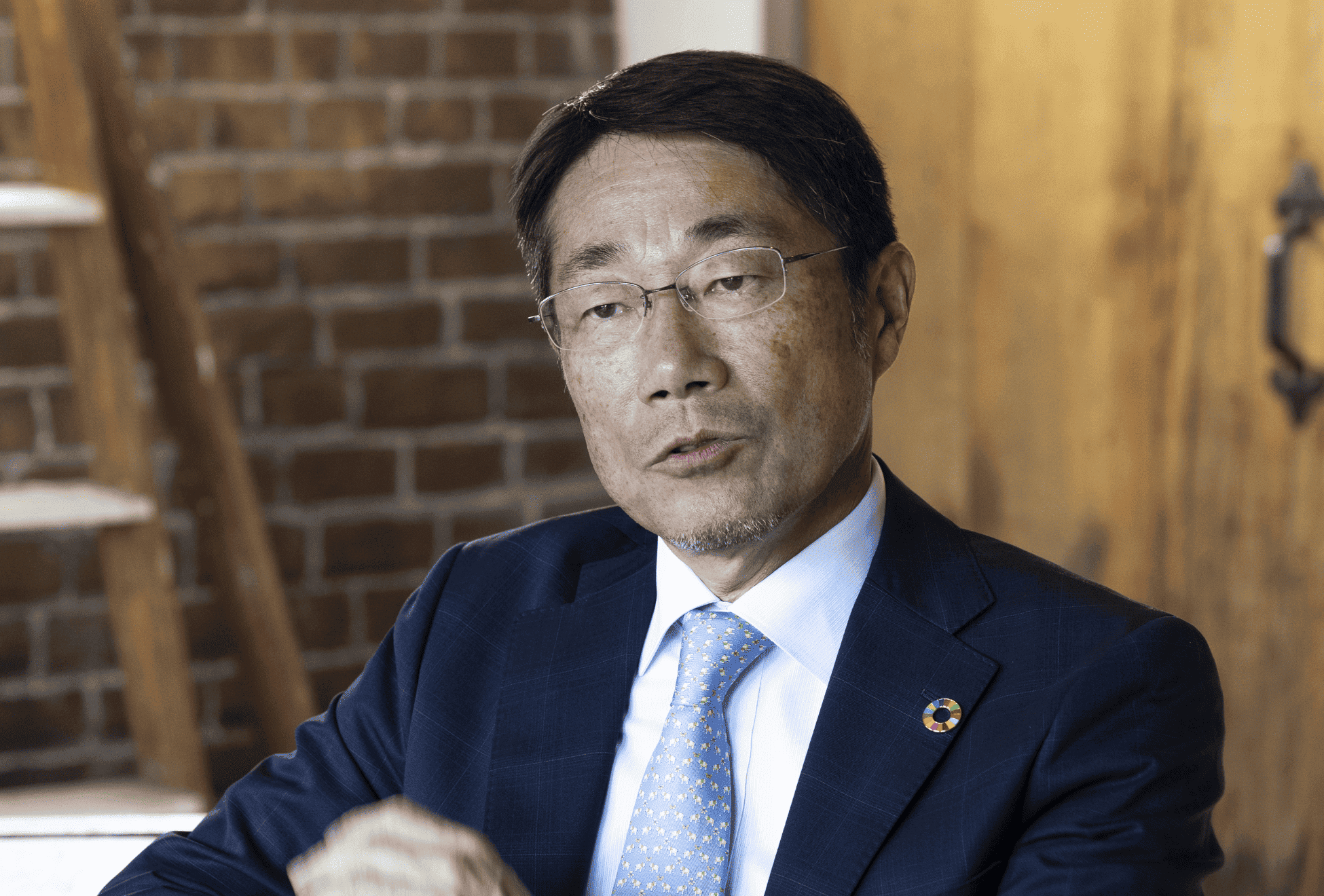 温井健夫发表讲话的样子