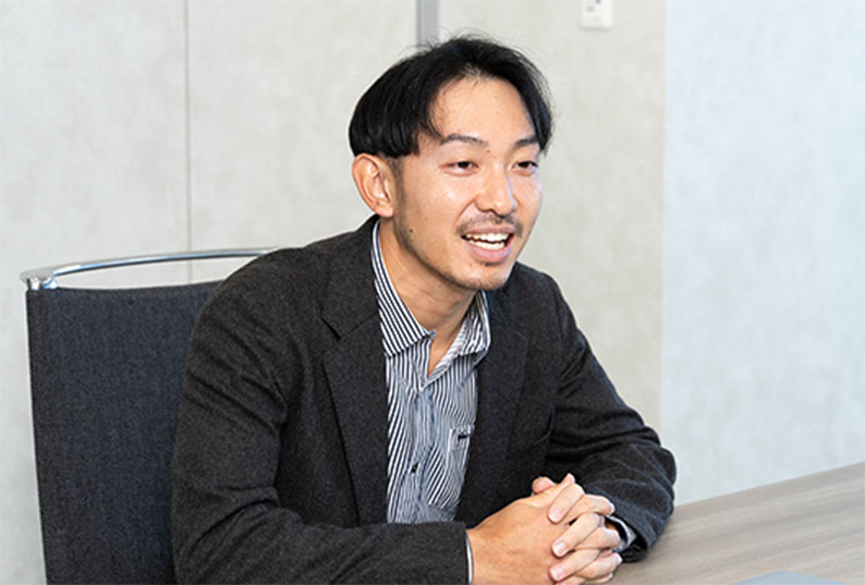 川田直人先生发表讲话的样子