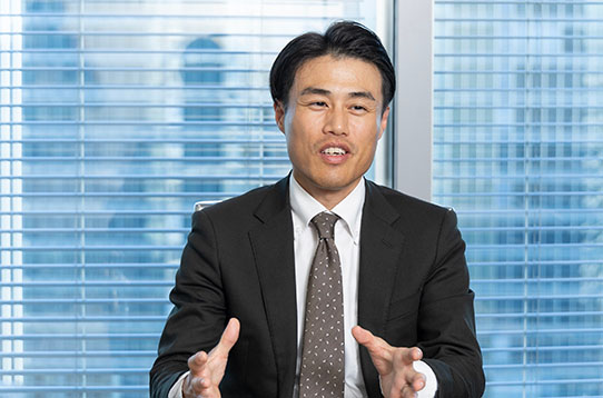 奥野贵志先生发表讲话的样子